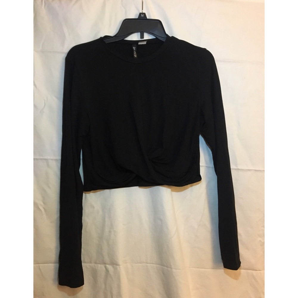 H&M divides black long sleeve cropped tee